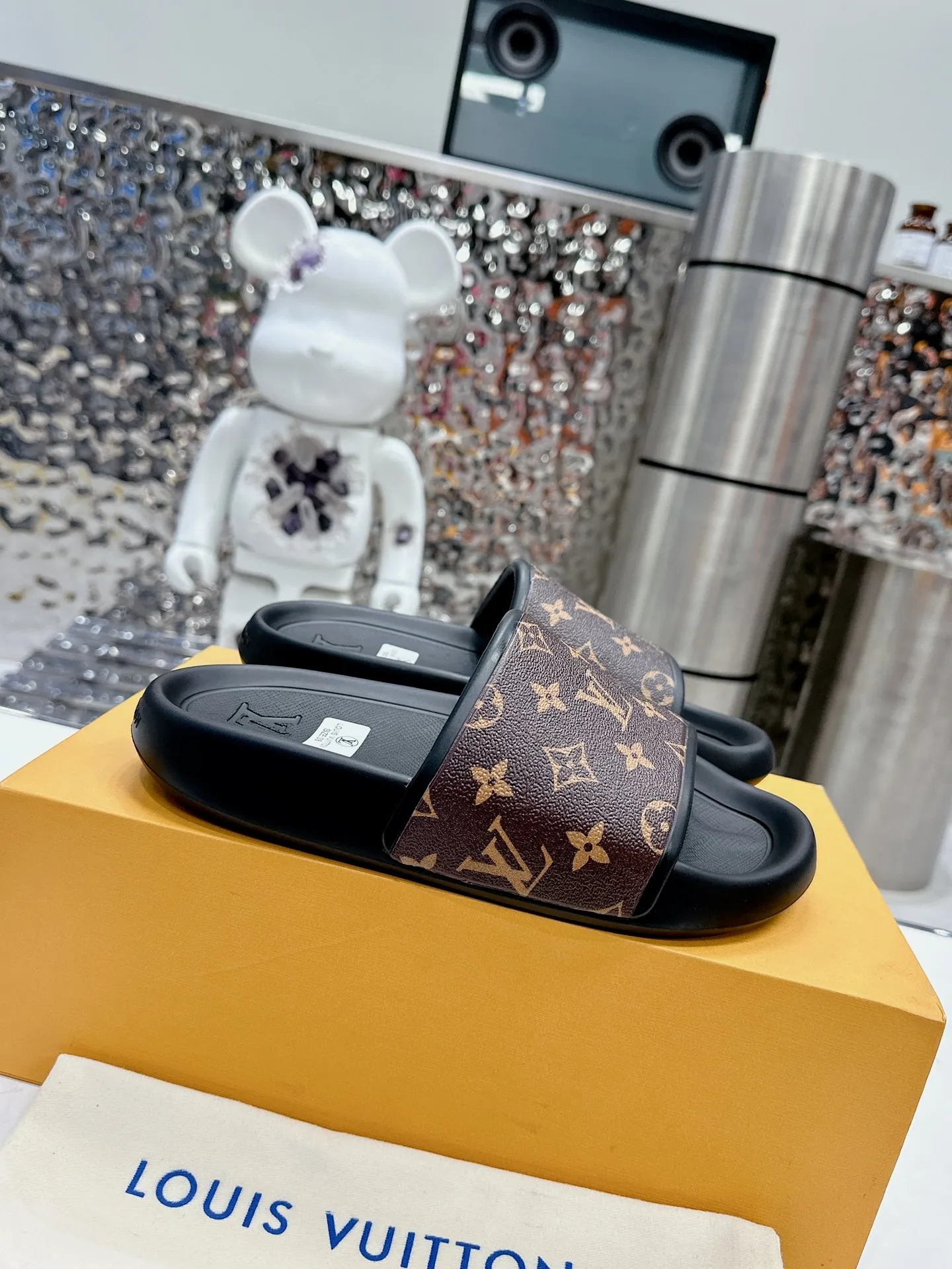 [L Home] P: 300💰 ▪️Shoe size: Women's 35-40 Men's 38-46▪️Packaging: Counter top quality~original packaging 𝟐𝟎𝟐3 New embossed slippers at Louis Vuitton counters, lv monogram embossed slippers, Waterfront sandals are back, the upper buckle is embossed with lv's iconic Monogram pattern. Made of waterproof rubber with a comfortable and resilient insole. The lightweight, flexible outsole is embossed with the Louis Vuitton logo. ▪️Fabric: Original molded rubber foam surface ▪️Technology: embossed logo ▪️Sole: Original molded rubber foam outsole ▪️Sole thickness: 3CM.